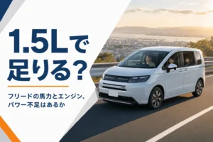 上り坂の高速道路を走るコンパクトミニバン